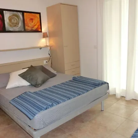 Bright Fenced Garden Flat With Swimming Pool Appartement *